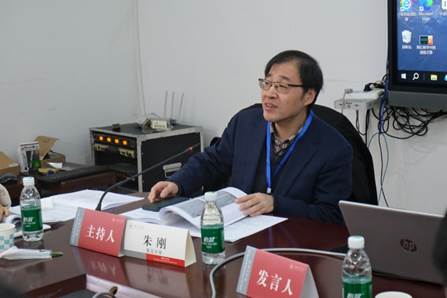 人拿着笔记本电脑的桌子前AI 生成的内容可能不正确。