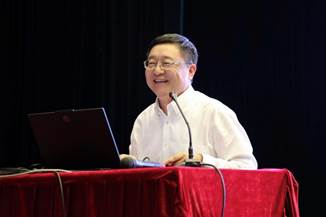 人拿着笔记本电脑的桌子前AI 生成的内容可能不正确。