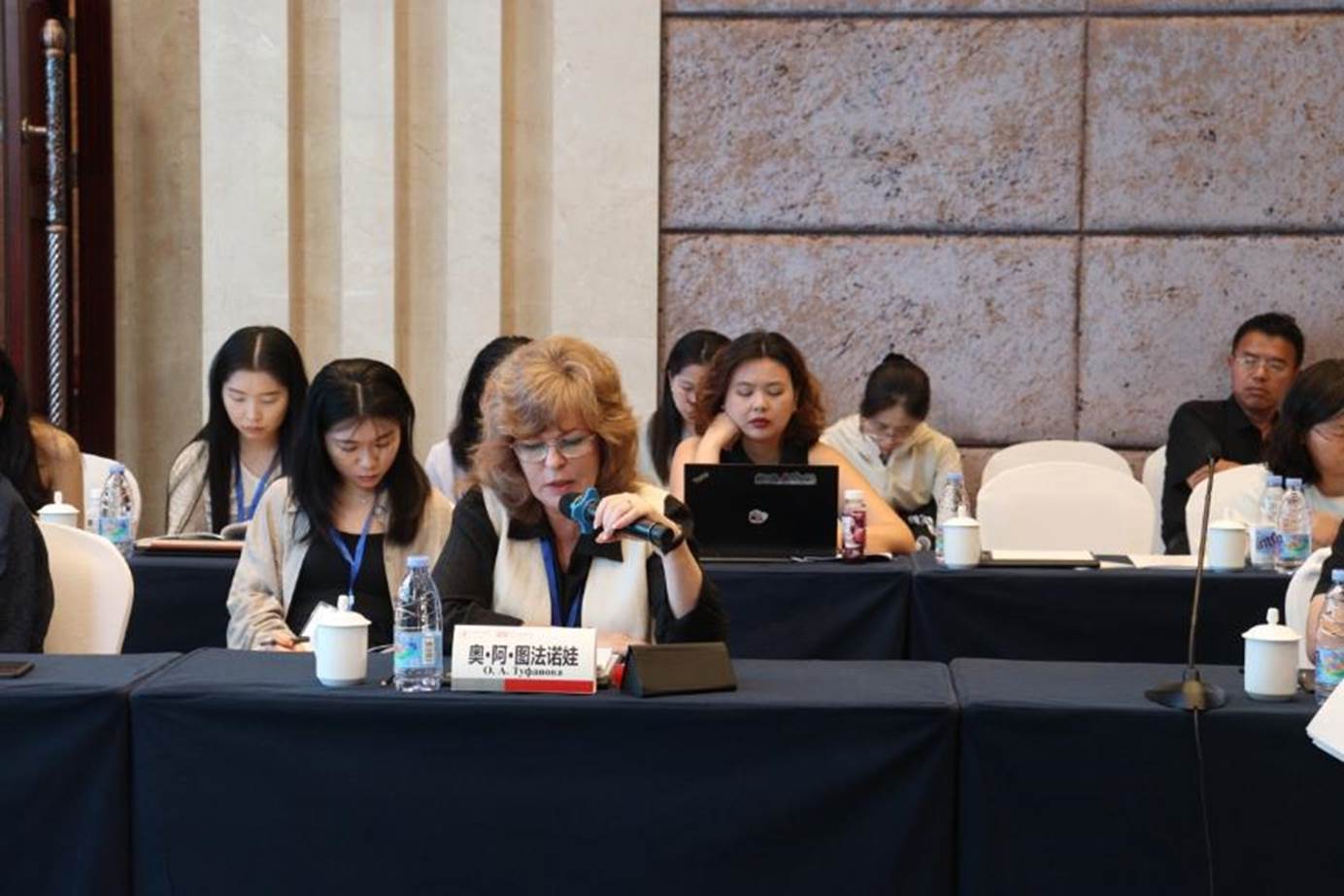 一群人坐在桌子前AI 生成的内容可能不正确。